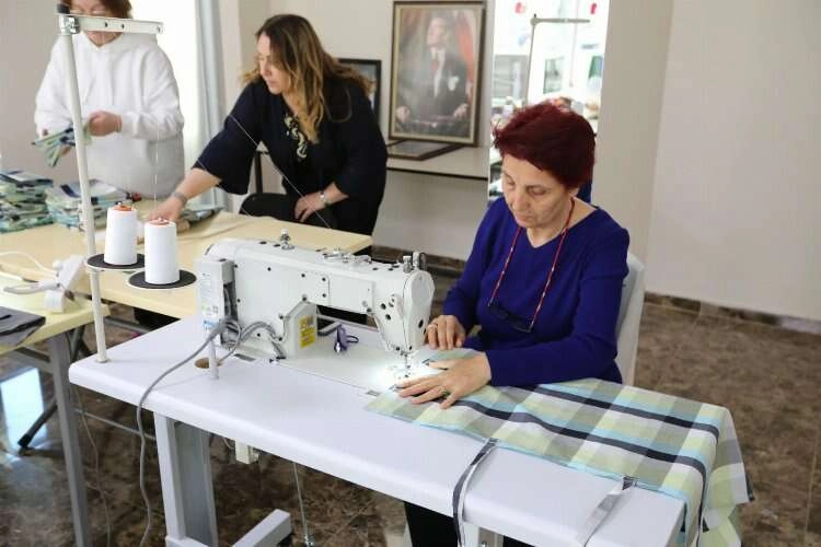 Bayraklılı kadınlardan deprem bölgesine destek sürüyor haberinin görseli