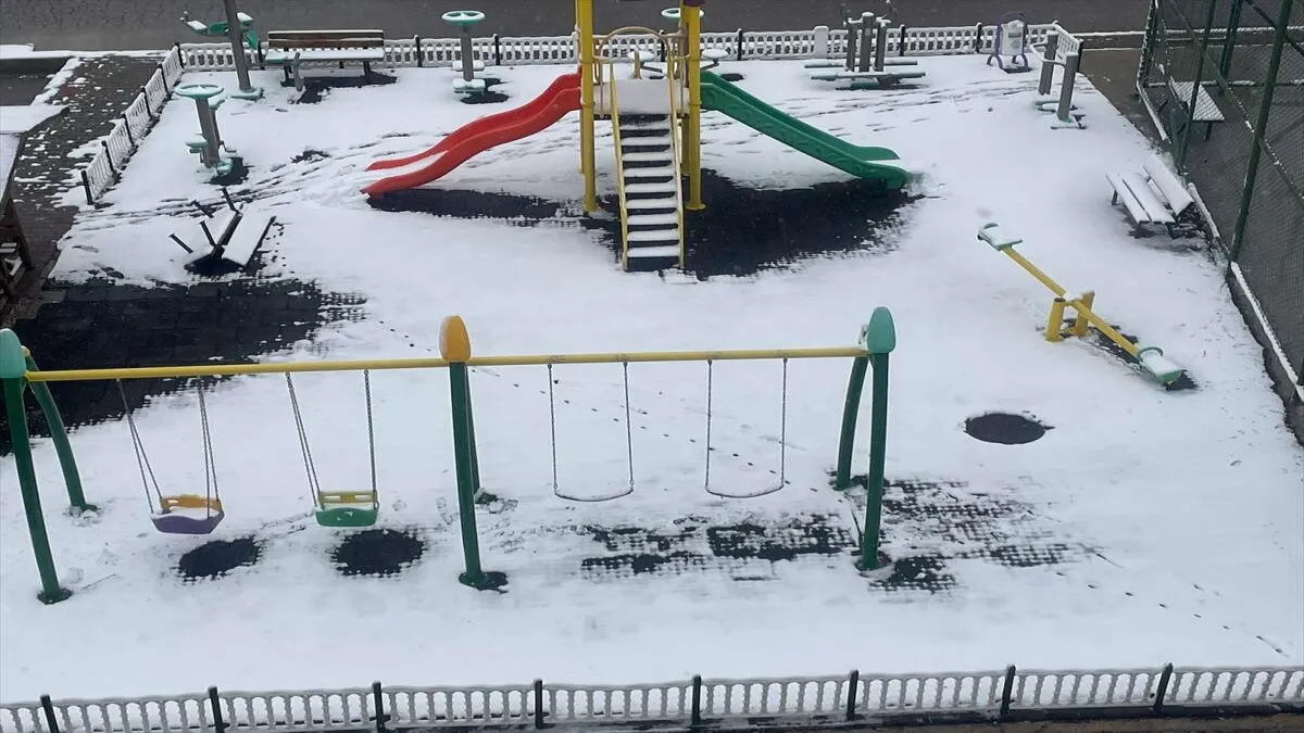 Ege&#039;ye baharda kar sürprizi
