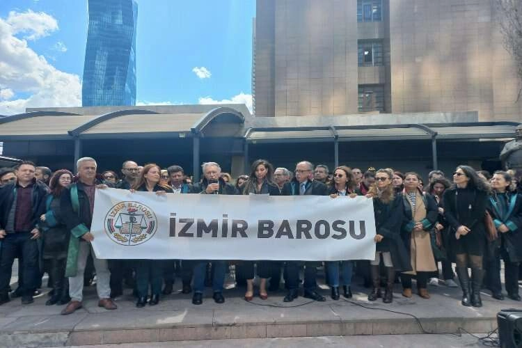 İzmir’de kamu avukatları: İmtiyaz değil, itibar istiyoruz haberinin görseli