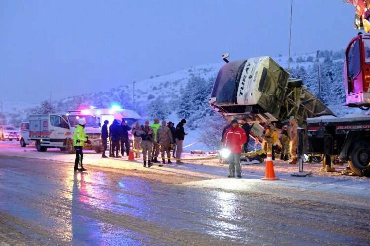 Erzincan’da yolcu otobüsü şarampole devrildi