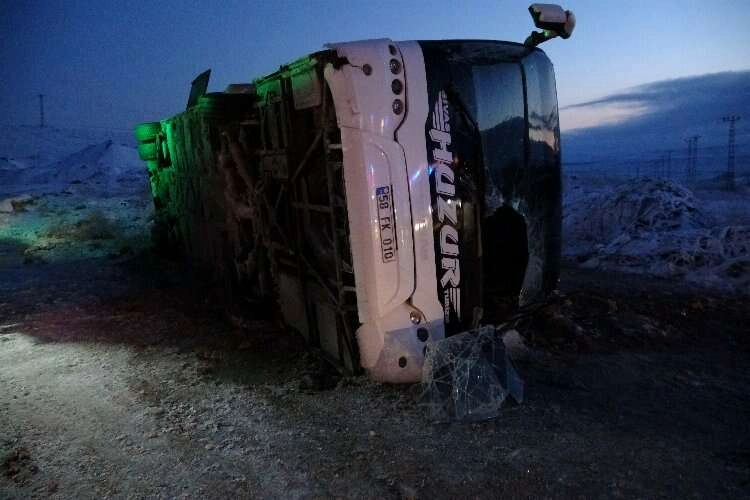 Kontrolden çıkan yolcu otobüsü devrildi çok sayıda yaralı var haberinin görseli