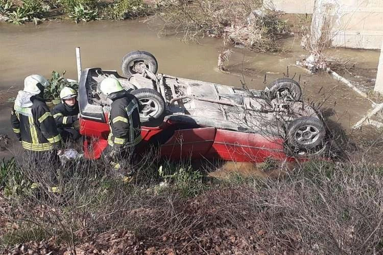 Manisa'da bir araç köprüden uçtu