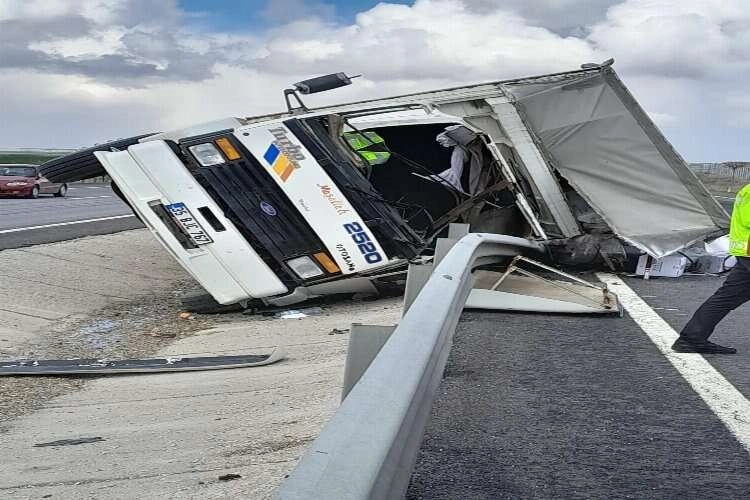 Niğde'de kamyon devrildi: 1 ölü