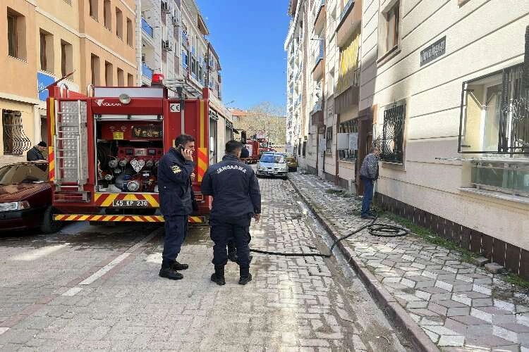 Komşularının yardımıyla yangından kurtuldular