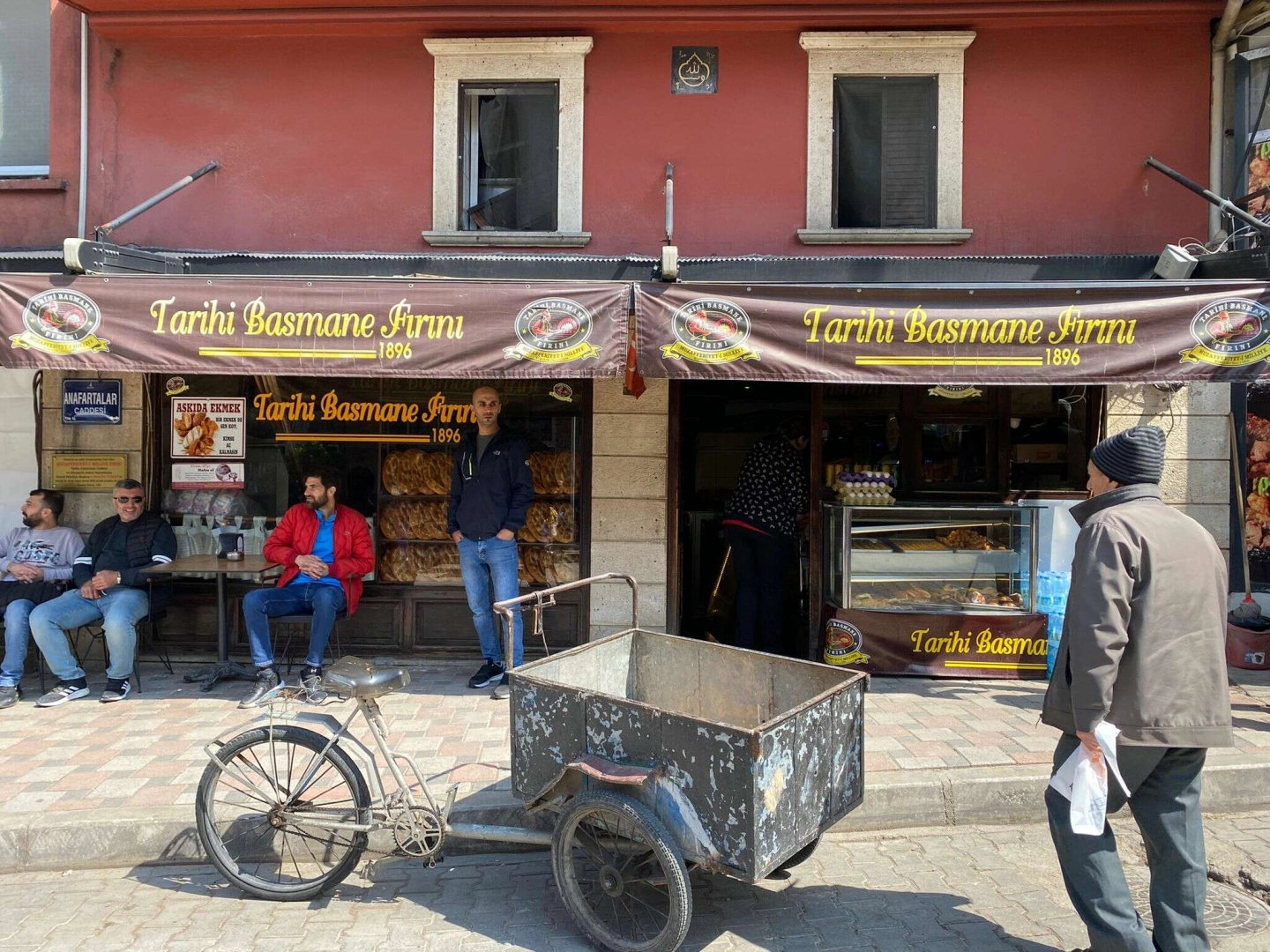 150 yıllık kara fırının bile beli büküldü