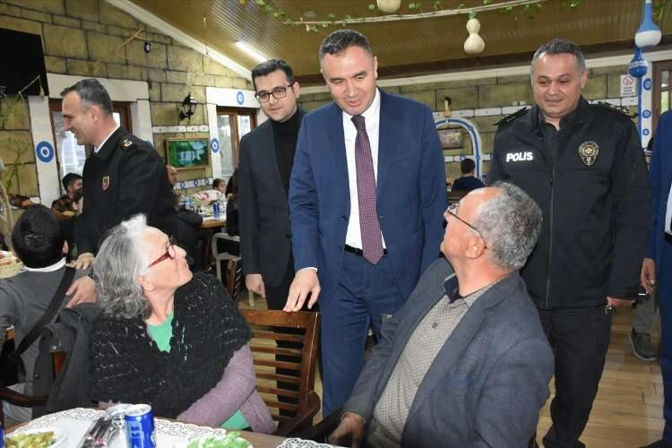 Kemalpaşa'da gazi ve şehit aileleri için iftar yemeği haberinin görseli