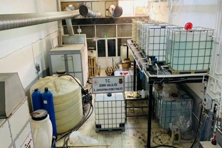 İzmir'de kimya fabrikasına sahte içki operasyonu haberinin görseli