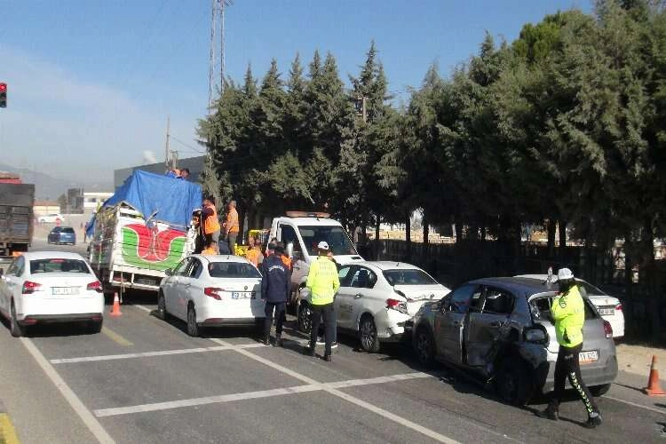 Muğla'da zincirleme kaza... 8 araç birbirine girdi haberinin görseli