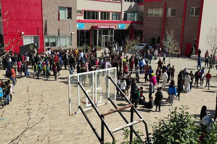 Denizli'de yangın sonrası öğrenciler evlerinin yolunu tuttu haberinin görseli