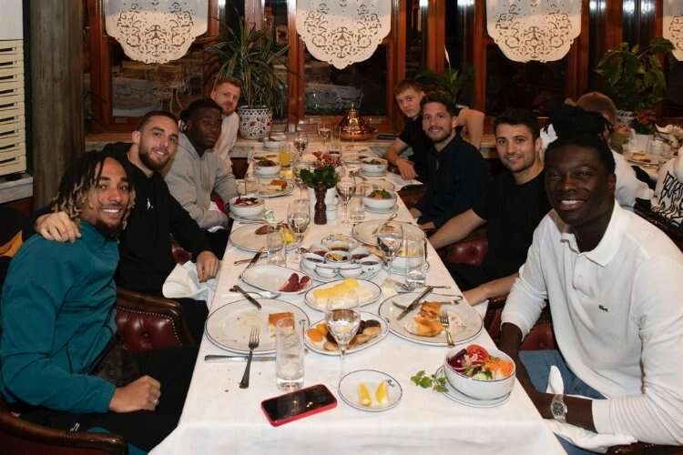 Galatasaray iftar yemeğinde bir araya geldi haberinin görseli