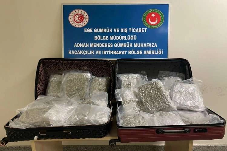 İzmir’deki havalimanında valizde uyuşturucu ele geçirildi haberinin görseli