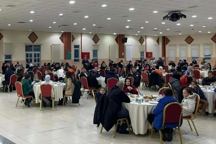 Kütahya'da depremzedeler iftar yemeğinde buluştu haberinin görseli