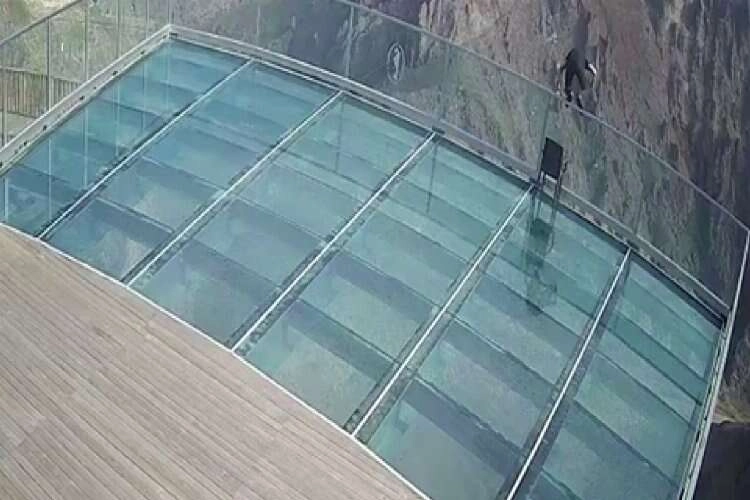 243 metre yükseklikten kendini kayalıklara bıraktı haberinin görseli