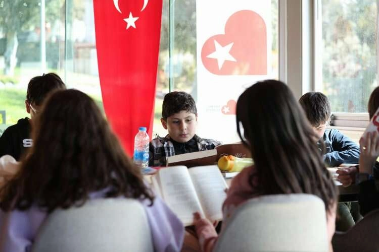 Bayraklı Belediyesi'nin kitap kafelerine öğrenci akını haberinin görseli