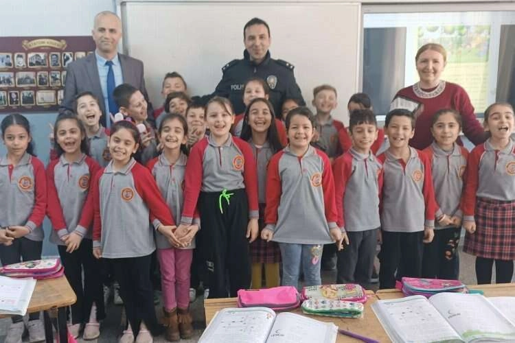 İzmir polisi Karabağlar'da öğrencilerle buluştu haberinin görseli