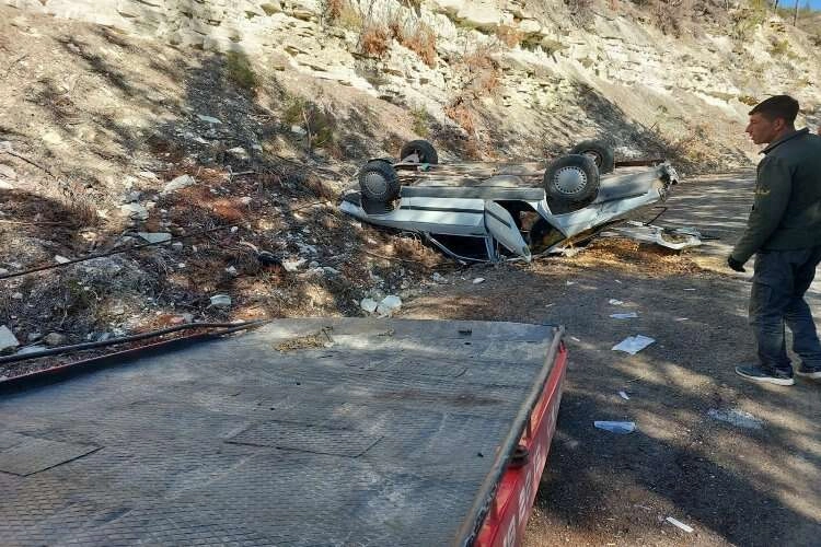 Otomobil şarampole uçtu: 3 yaralı haberinin görseli