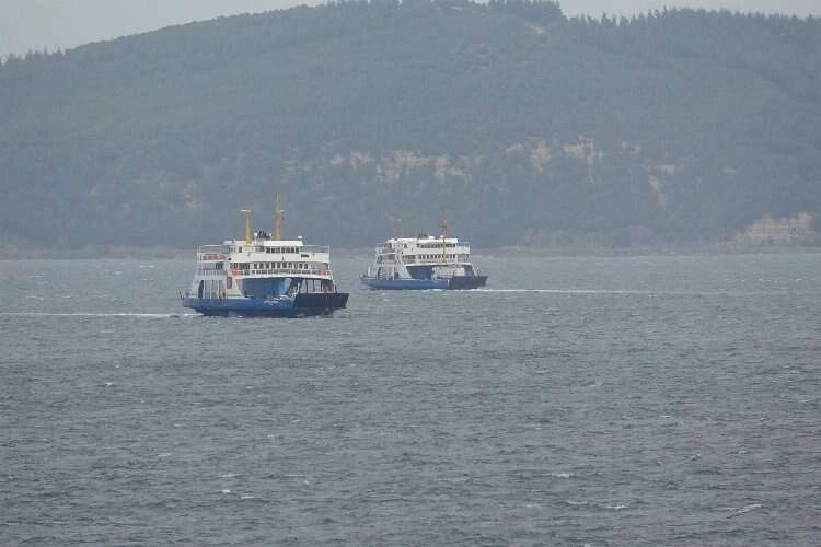 Çanakkale'de feribot seferlerine fırtına arası haberinin görseli