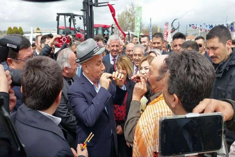 Bakan Kirişci'den fuar ziyaretinde sipsi gösterisi haberinin görseli