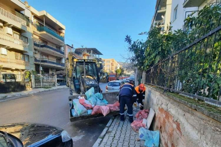 Bayraklı'da temizlik çalışmaları hız kesmiyor haberinin görseli
