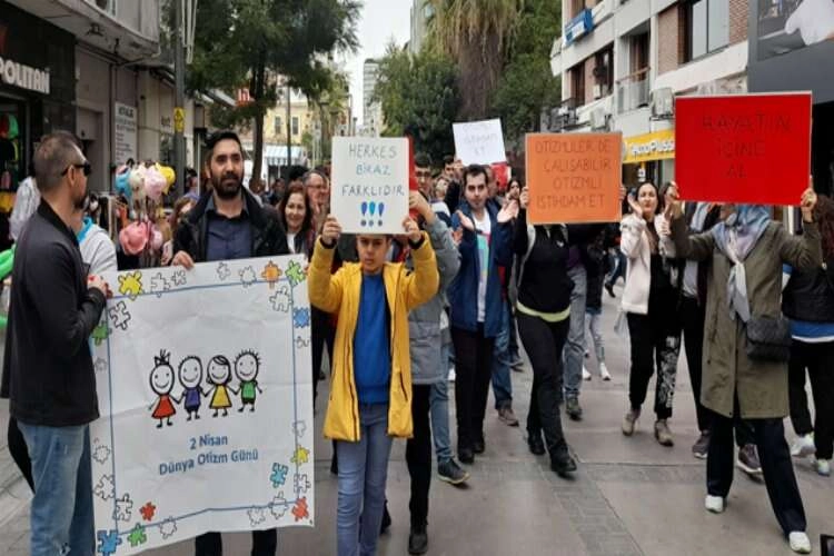 Otizmli bireyler ve aileleri sokağa indi: Biz de varız! haberinin görseli