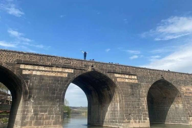 Tarihi köprüde halay uğruna canını hiçe saydı haberinin görseli
