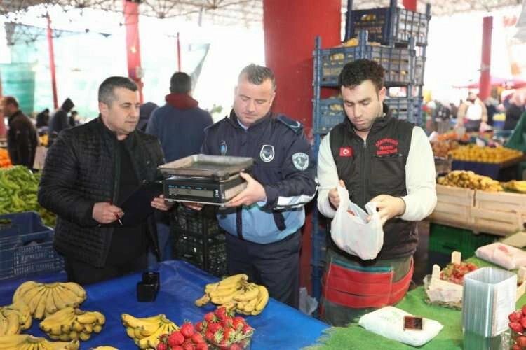 Bayraklı zabıtasından tartı denetimi