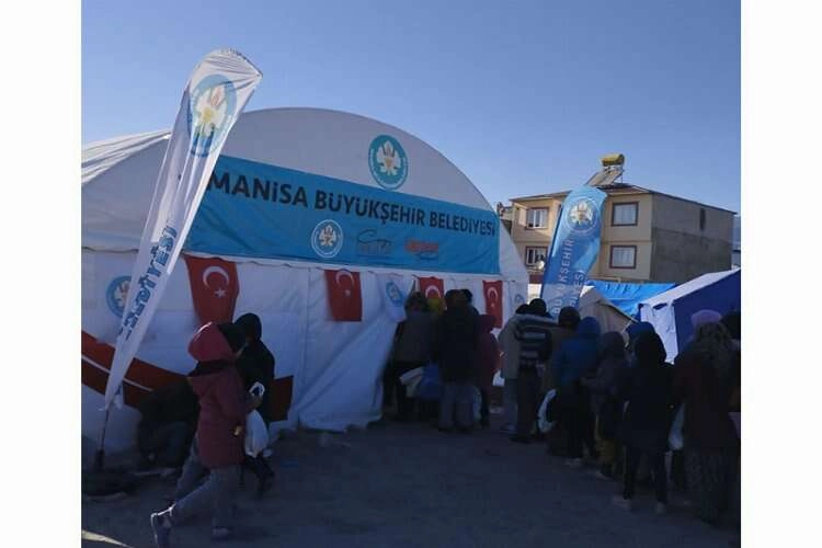 Manisa'nın, deprem bölgesinde sıcak yemek desteği sürüyor    haberinin görseli