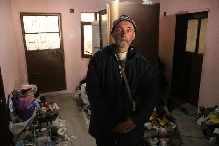 Annesi ölünce hayatı karardı evi çöp eve döndü haberinin görseli