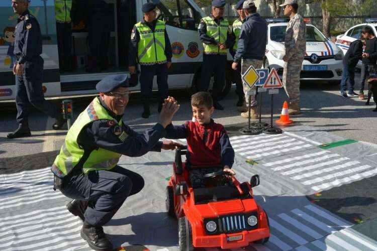Jandarmadan depremzede çocuklarla trafik etkinliği haberinin görseli