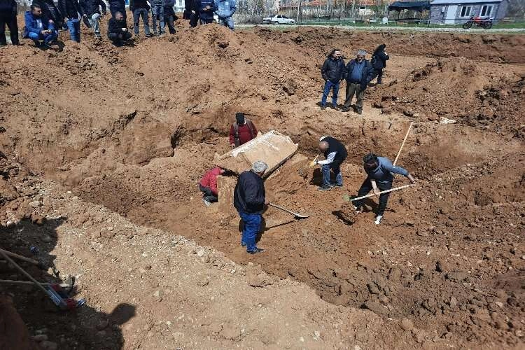 Kazı esnasında antik döneme ait lahit bulundu     haberinin görseli