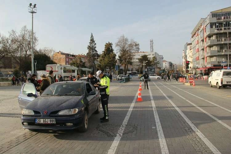Uşak’ta 921 sürücüye para cezası kesildi haberinin görseli