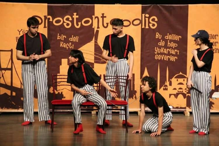 Kuşadası Belediye Tiyatrosu takdir topladı haberinin görseli