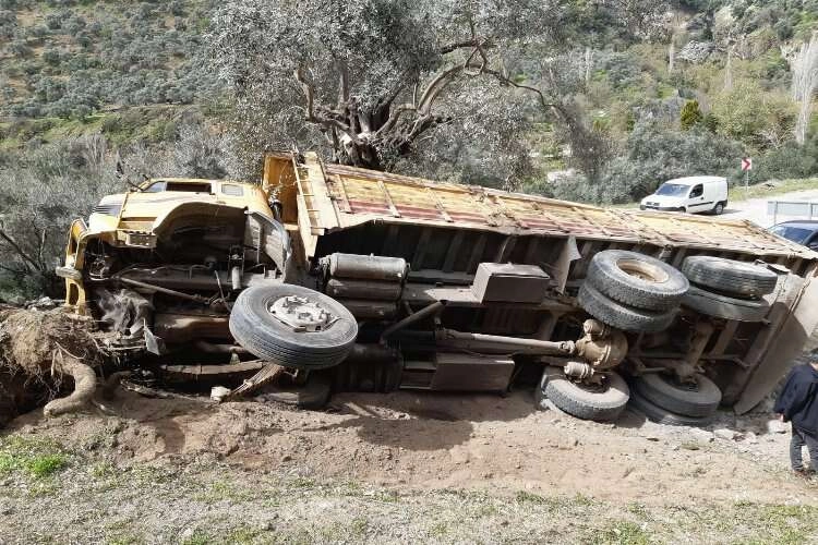 Aydın'da freni boşalan kamyon devrildi haberinin görseli