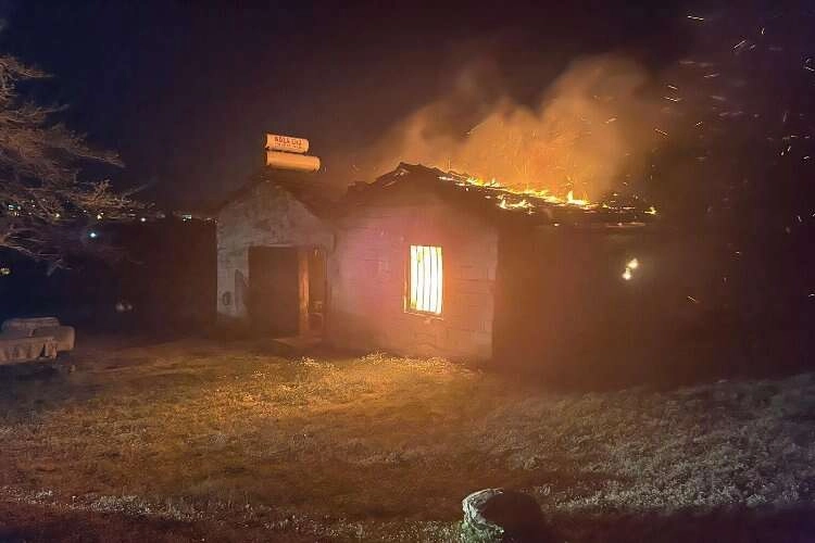 İzmir'de yaşlı adam yangında mahsur kaldı haberinin görseli