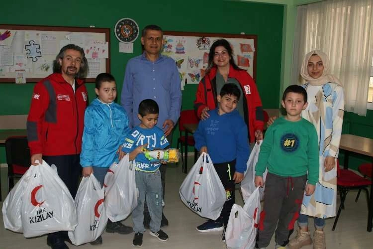 Bayraklı Kızılay otizm gününde özel öğrencileri unutmadı haberinin görseli