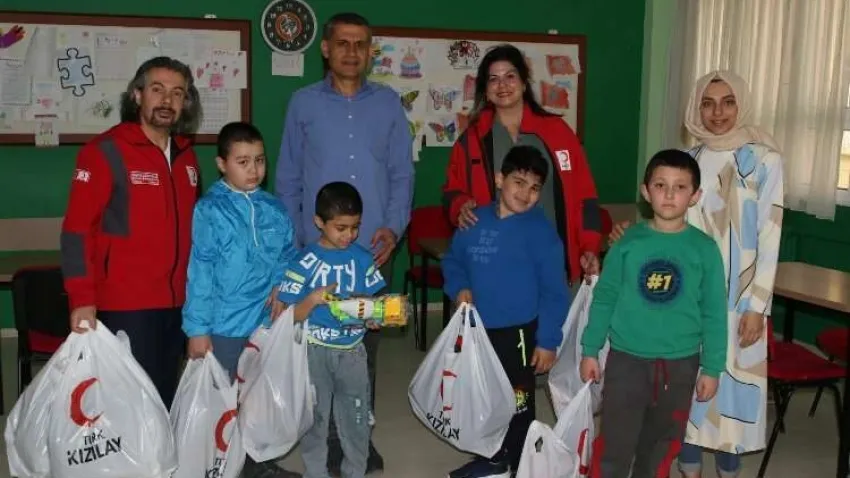 Bayraklı Kızılay otizm gününde özel öğrencileri unutmadı