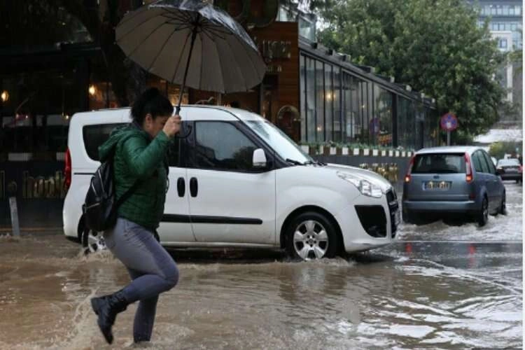 İzmir sağanak yağmurdan nasibini aldı haberinin görseli