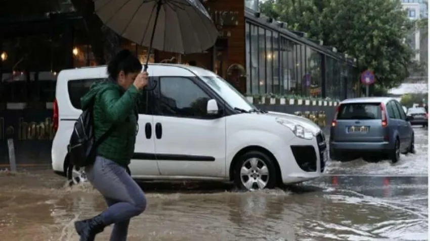 İzmir sağanak yağmurdan nasibini aldı