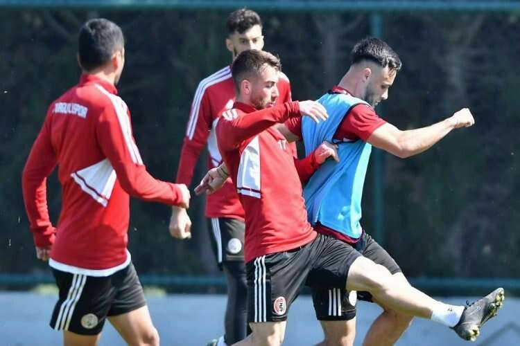 Turgutluspor’da 2 oyuncu kadro dışı bırakıldı