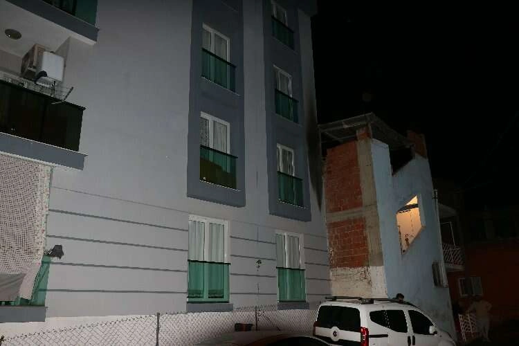 İzmir’de korkunç olay: Eski sevgilisinin evine molotof attı haberinin görseli