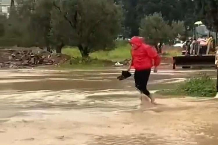İzmir'de sağanak yağış hayatı olumsuz etkiledi haberinin görseli