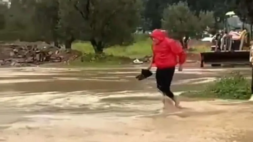 İzmir'de sağanak yağış hayatı olumsuz etkiledi haberinin görseli