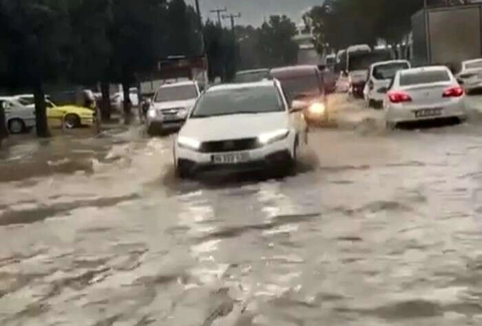İzmir'de sağanak yağış caddeleri göle çevirdi