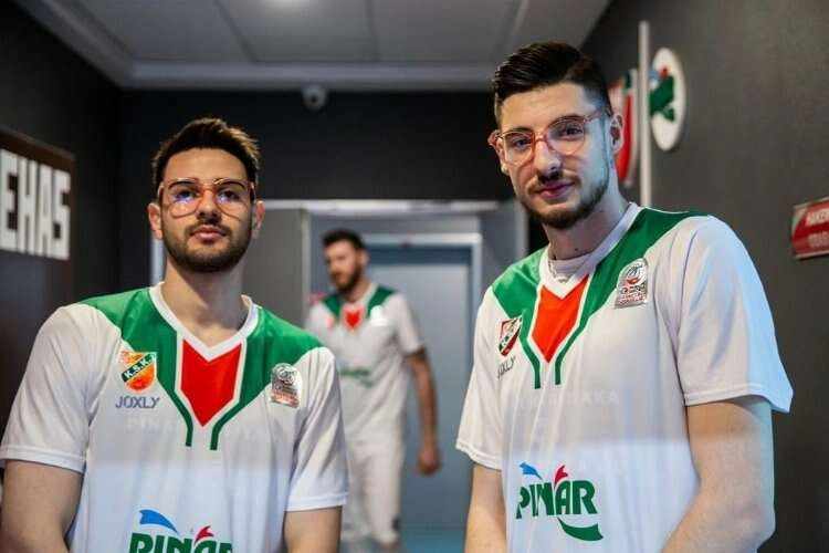 Pınar Karşıyakalı basketbolcular kansere karşı pembe gözlük taktı haberinin görseli