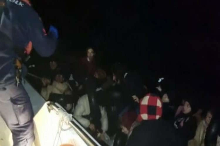 İzmir'de 32 göçmen karaya çıkarıldı haberinin görseli