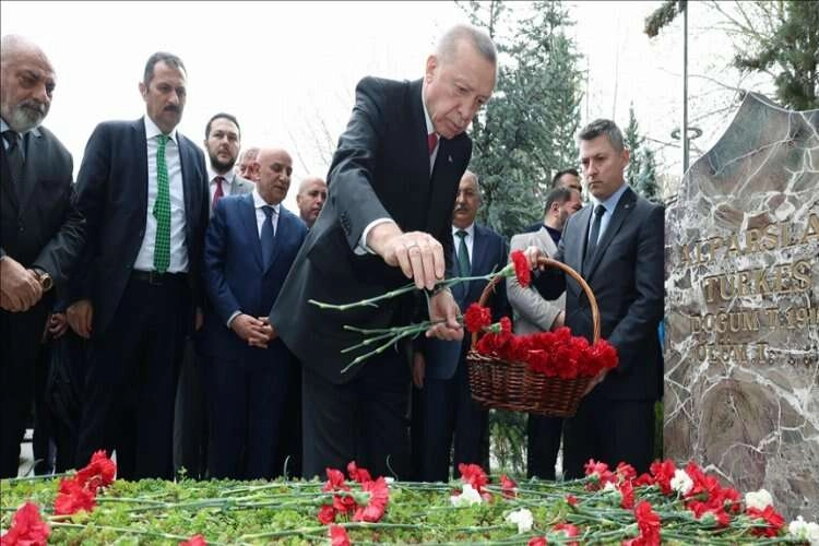Cumhurbaşkanı Erdoğan, Alparslan Türkeş'in mezarını ziyaret etti haberinin görseli