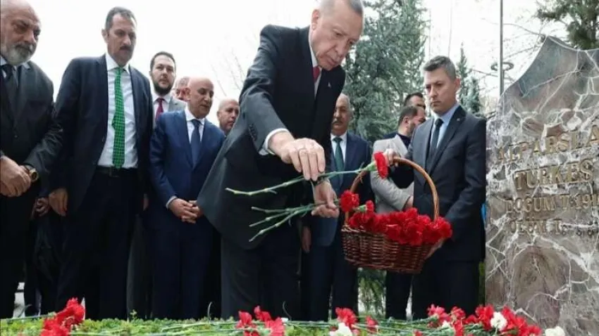 Cumhurbaşkanı Erdoğan, Alparslan Türkeş'in mezarını ziyaret etti