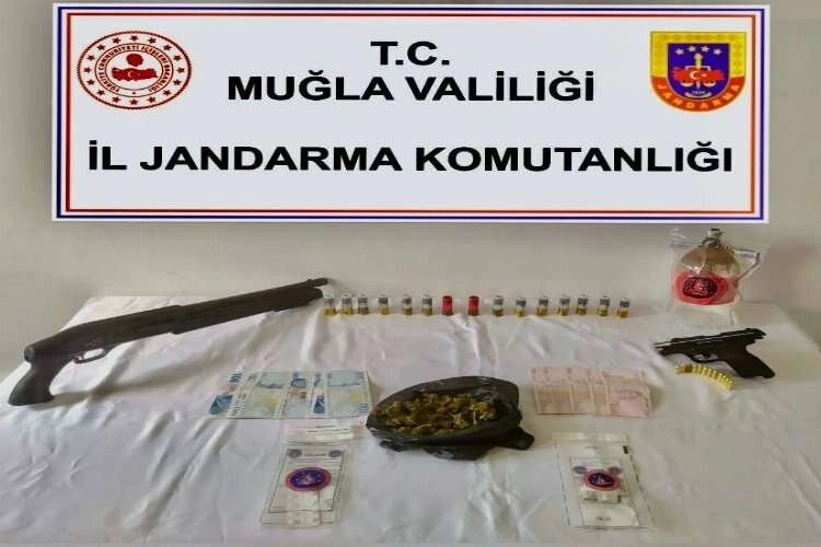 Evinde çok sayıda uyuşturucu maddesiyle yakalandı haberinin görseli