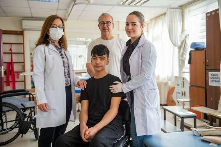 Enkazdan kurtarıldı ilk adımlarını İzmir'de attı haberinin görseli