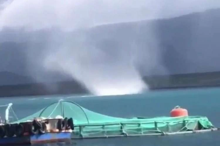 İzmir Çeşme'de korkutan hortum! haberinin görseli